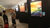 <p>Adalah anak-anak dengan down syndrome dan autisme yang menggoreskan kuas di kanvas. (Foto: Ari Saputra)</p>