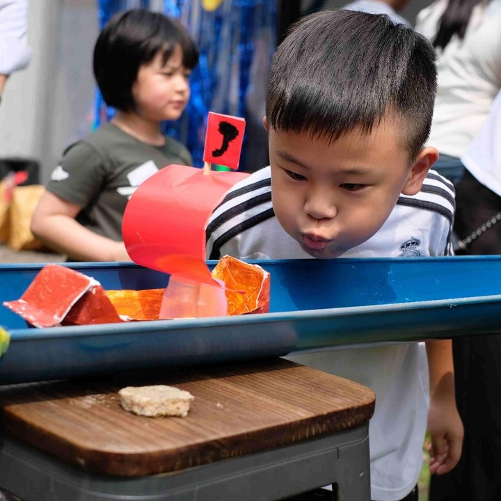 <p>Untuk menjalankan perahunya anak-anak harus meniup perahu. Ayo, Nak, semangat! (Foto: dok. Prasetiya Mulya)</p>