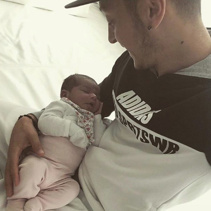 <p>Throwback ketika menyambut keponakan barunya. Ozil udah cocok banget jadi ayah ya, Bun. (Foto: Instagram @m10_official)</p>
