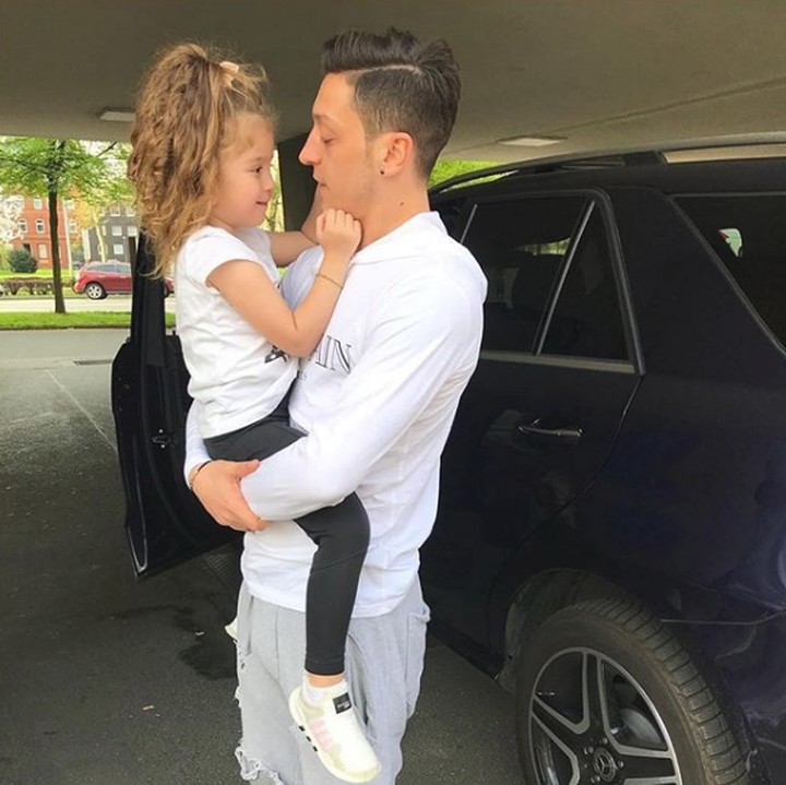 <p>Ozil ketika bersama Mira, keponakan pertamanya. (Foto: Instagram @m10_official)</p>