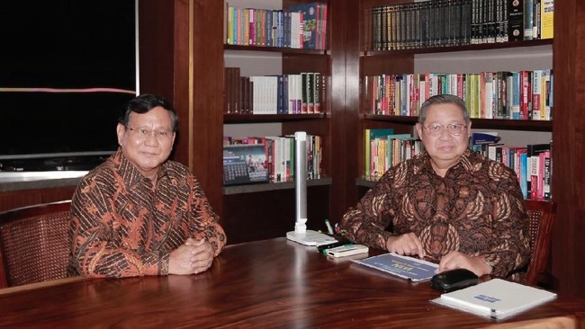 Didampingi Susilo Bambang Yudhoyono (SBY), Prabowo Subianto menegaskan dalam keadaan negeri yang sulit saat ini, semua tokoh bangsa harus bersatu.