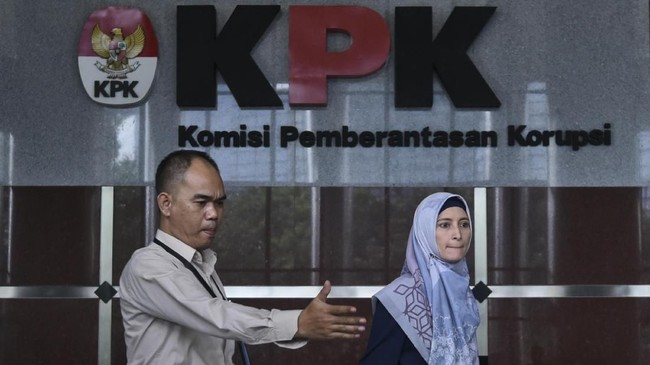 Penyidik KPK mengorek kesaksian Inneke Koesherawati terkait aktivitas PT Merial Esa, perusahaan milik suaminya Fahmi Darmawansyah, yang jadi tersangka korporasi