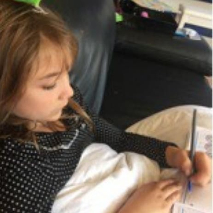 <p>Aelita belajar dengan sistem homeschooling. Lihat tuh, Bun, Aelita sedang serius belajar. (Foto: Instagram @aelitaandre)</p>