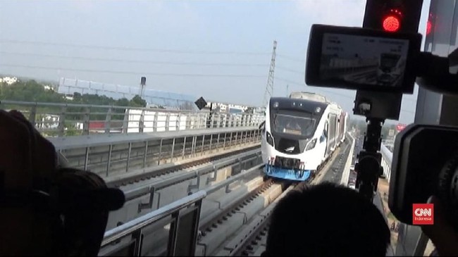 Usai uji coba gratis, penumpang LRT Palembang mulai dikenakan tarif sebesar Rp5-10 ribu pada hari ini, Rabu (1/8).