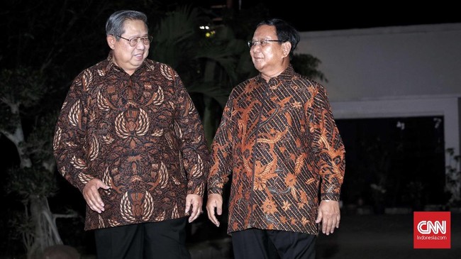 Prabowo dan sejumlah petinggi Gerindra tiba di kediaman SBY, Selasa (24/7) sekitar pukul 19.00 WIB. Prabowo langsung disambut SBY saat turun dari mobil.