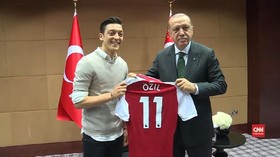 VIDEO: Oezil Kapok Bela Timnas Jerman Gara-gara Isu Rasial