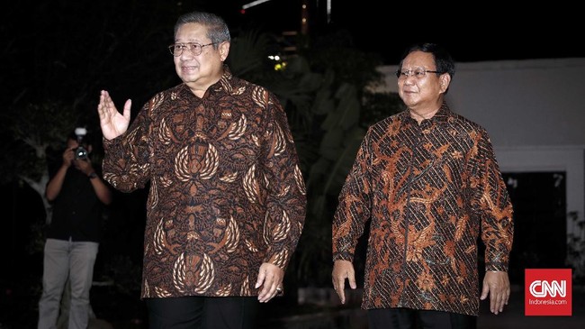 Tiba di rumah SBY, Prabowo Subianto didampingi sejumlah petinggi Gerindra. Pertemuan akan membahas arah koalisi di Pilpres 2019.