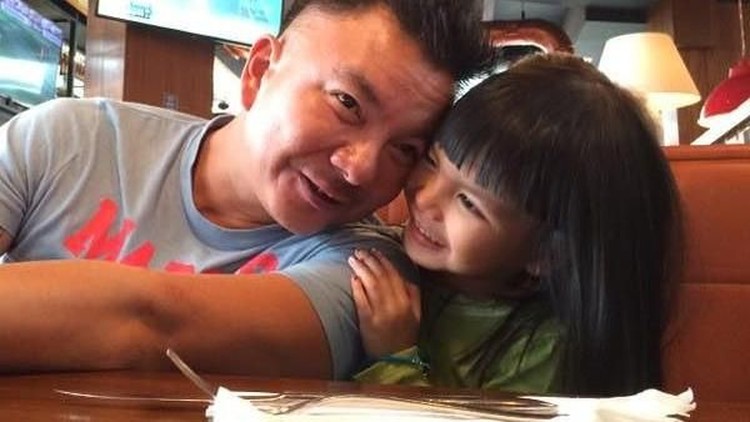 Wajah mantan suami Denada, Jerry Aurum, memancarkan bahagia mengabarkan keadaan anak yang mulai membaik.