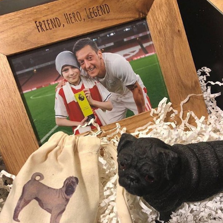 <p>Ozil bersama penggemar ciliknya. Ramah banget ya, Bun? (Foto: Instagram @m10_official)</p>