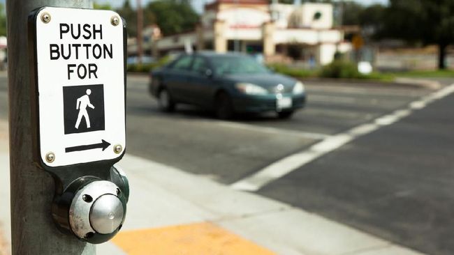 Pelican crossing merupakan salah satu metode penyeberangan untuk para pejalan kaki.
