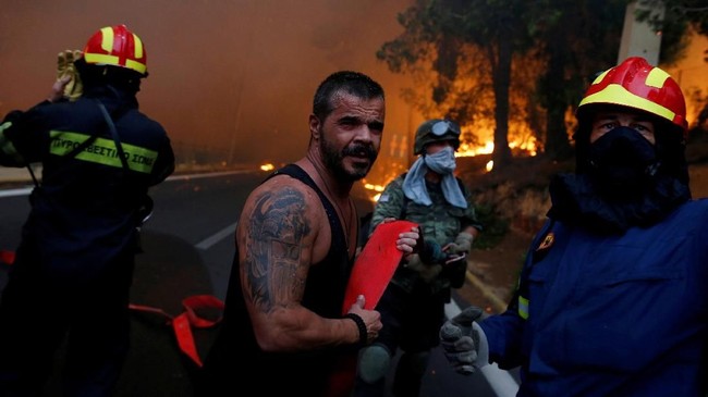 Setidaknya 20 orang tewas dan lebih dari 100 lainnya luka-luka saat kebakaran hutan menyapu sebuah kota wisata di timur Yunani.