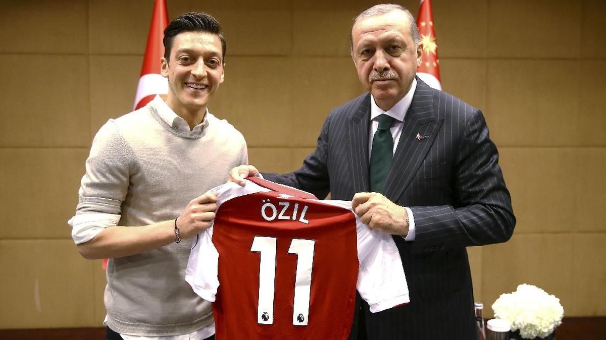 FOTO: Mendung Senja Kala Mesut Oezil di Timnas Jerman