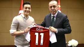 Unai Emery Hormati Keputusan Oezil Pensiun dari Timnas Jerman