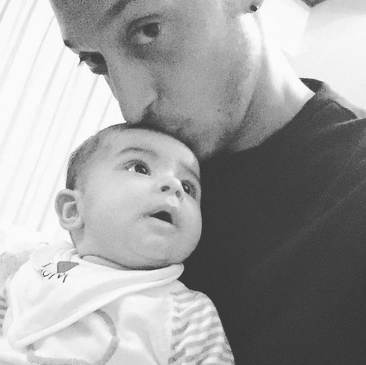 <p>Muah! Lina dapat kecupan hangat dari Paman Ozil. (Foto: Instagram @m10_official)</p>