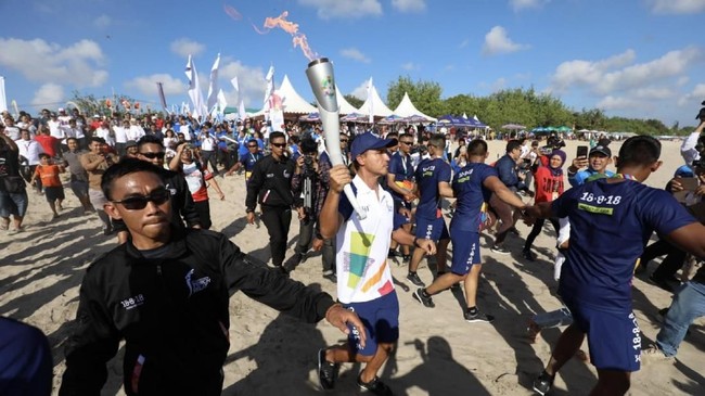 Dishub DKI Jakarta melakukan pengalihan arus lalu lintas jalan besar selama pelaksanaan torch relay atau kirab obor Asian Games 2018, Rabu (15/8) pagi.