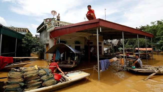 Setidaknya 27 orang tewas akibat banjir dan longsor yang dipicu badai tropis Son Tinh sejak pekan lalu hingga Selasa (24/7).