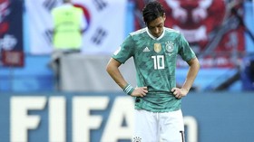 Mantan Pemain Timnas Jerman Sebut Oezil Pengecut