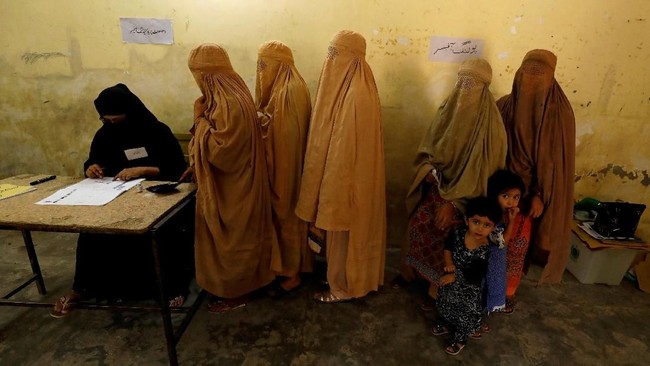 Meski khawatir, anak-anak muda pemilih pertama dalam pemilihan umum (pemilu) menaruh harapan akan Pakistan yang lebih baik di tangan pemerintahan baru.