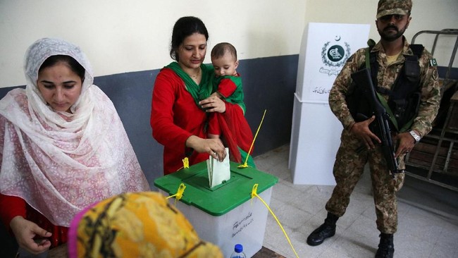 Kandidat perdana menteri Pakistan bertarung dalam pemilu, Rabu (25/7). Siapapun pemenangnya, pemerintahan Pakistan langsung menghadapi lima tantangan besar.