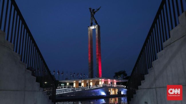 Dengan tekad mengobarkan semangat melawan penjajah, Presiden Sukarno menyatukan kekuatan tiga seniman andalannya membangun Monumen Pembebasan Irian Barat.