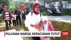 Korban Keracunan Dibawa ke Posko Kesehatan