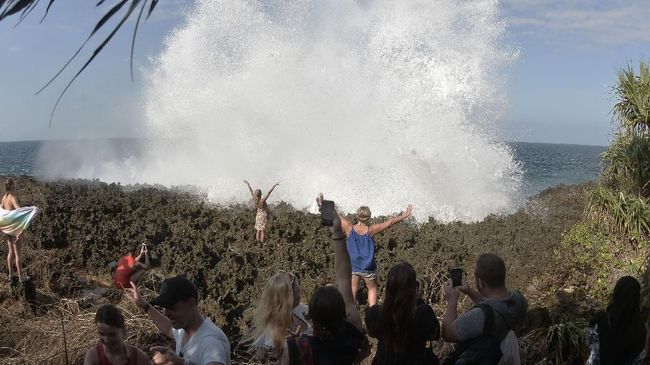 Memasuki momen libur lebaran, objek wisata pantai menjadi salah satu tempat langganan yang dikunjungi masyarakat untuk piknik bersama sanak saudara. 