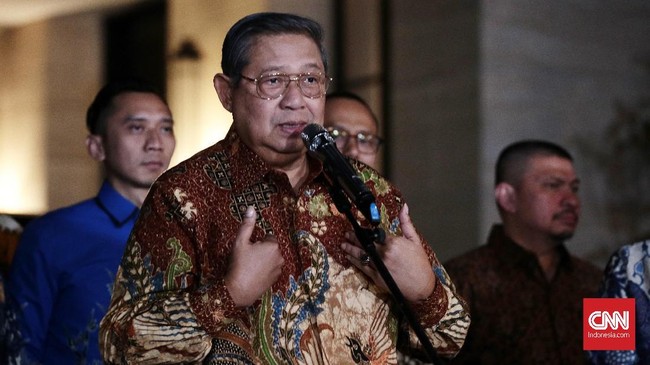 Menurut Andi Arief perintah bermain dua kaki datang dari SBY karena pemilihan presiden dan pemilihan legislatif bakal digelar serentak di Pemilu 2019 mendatang.