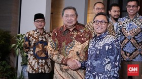 Ketua PAN Zulkifli Hasan Tiba di Kediaman SBY