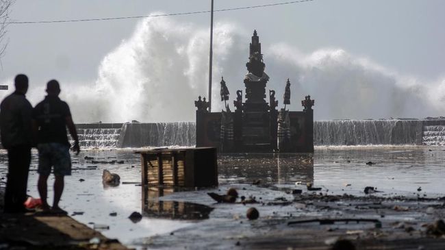 Diterjang Gelombang, Warga Pesisir Tasikmalaya Mengungsi Warga pesisir Pantai Pamayangsari mengungsi ke dataran yang lebih tinggi untuk menghindari bahaya dari gelombang tinggi laut yang melanda pesisir selatan Jawa.