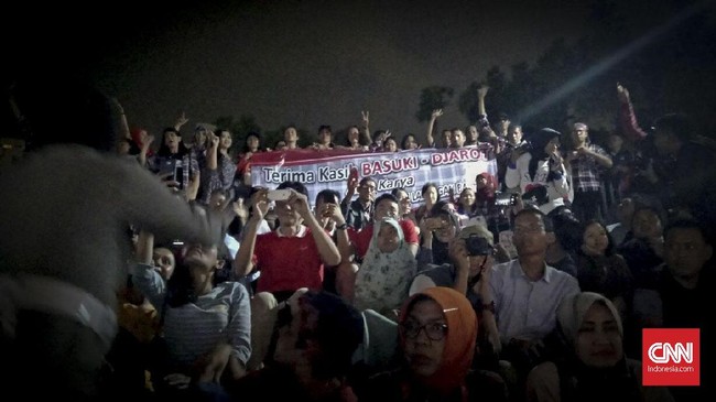 Pendukung Ahok-Djarot berteriak dan bernyanyi saat Gubernur DKI Anies Baswedan meresmikan Lapangan Banteng setelah setahun direvitalisasi.