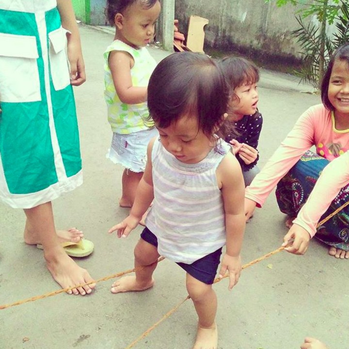<p>Wah, ada 'anak bawang' nih mau ikutan main lompat tali. He-he-he. (Foto: Instagram/@yuli_tri_astuti)</p>