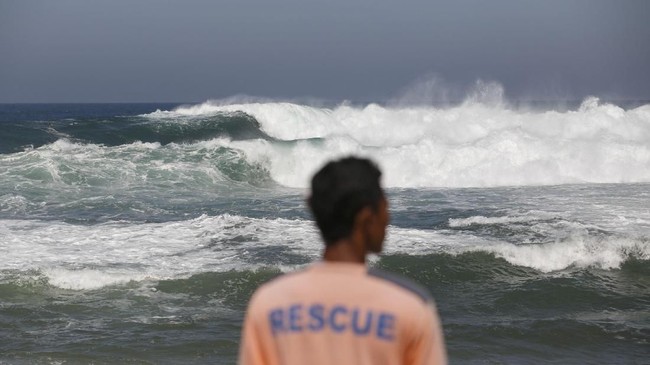 Salah seorang siswa yang sempat hilang setelah terseret ombak Pantai Drini, Gunungkidul, Yogyakarta ditemukan meninggal dunia.