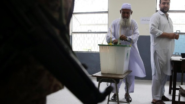 KBRI Islamabad memperingatkan WNI untuk waspada di tengah Pemilu Pakistan yang diwarnai aksi bom bunuh diri yang menewaskan puluhan orang.
