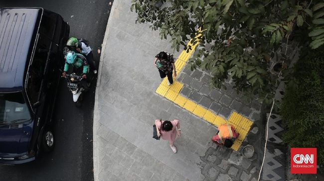 'Jakarta Walking Tour' merupakan kegiatan wisata jalan kaki ke beberapa situs budaya dan sejarah bersama pemandu wisata.