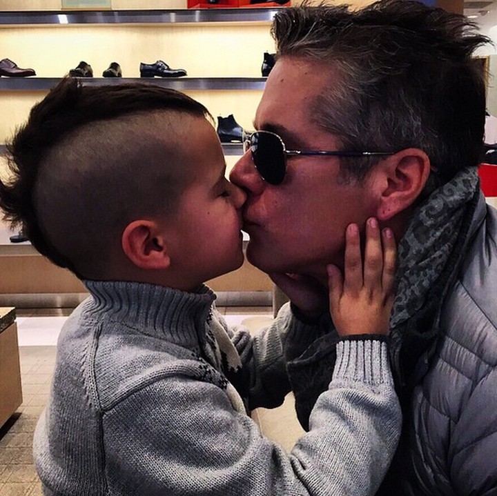 <p>Muah, kecup sayang Gabriel untuk Ayah Fernando. (Foto: Instagram / @fercarrillo)  </p>