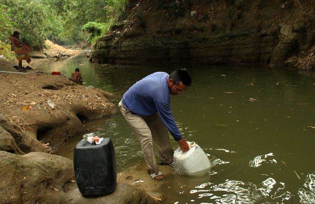 Kemarau Sebabkan Kekeringan Air Sungai Keruh Jadi Pilihan