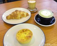Simetri: Nyantai Sore Ditemani Cappuccino dan Quiche Daging Keju di Kafe Cozy