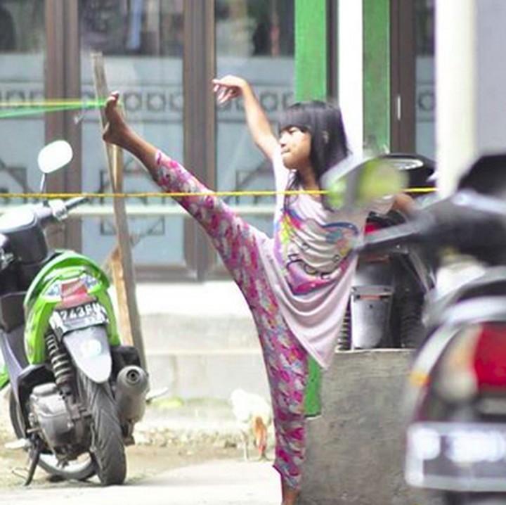 <p>Nggak ada teman yang megangin tali, diikat di tiang pun jadi. Yang penting bisa melompat ya, Nak. He-he-he. (Foto: Instagram/@wawo.kamagaimu)  </p>