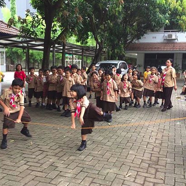 <p>Di sekolah pun, lompat tali jadi salah satu permainan favorit anak lho. (Foto: Instagram/@sdk4penabur_official)</p>