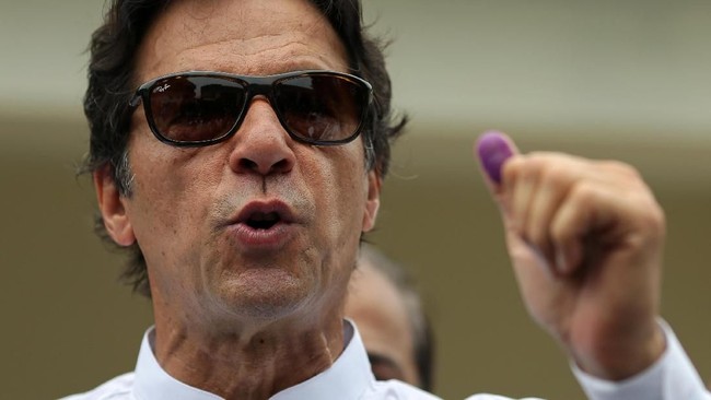 Perdana Menteri India, Narendra Modi, membahas perdamaian kawasan ketika menelepon Imran Khan, pemimpin partai pemenang pemilihan umum Pakistan.