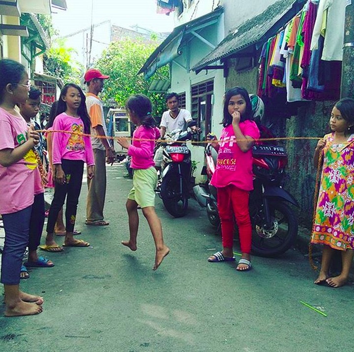 <p>Hayo, siapa yang giliran melompat? (Foto: Instagram/@vebrynovita)  </p>