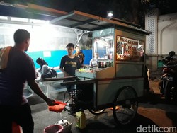5 Ciri Penjual Nasi Goreng Enak Versi Netizen, Klimis hingga Tampang Dingin