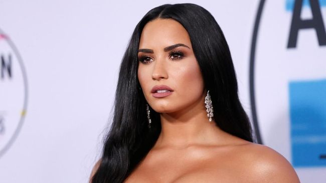 Demi Lovato dilarikan ke rumah sakit karena dugaan overdosis, Selasa (24/7). Rekan-rekannya sesama selebriti pun ikut bersedih akan hal itu.