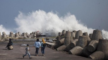 BMKG Sebut Gelombang Laut di Selat Sunda Bisa Capai 2,5 Meter