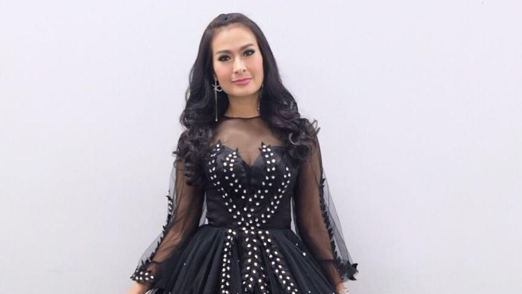 gaya heboh iis dahlia