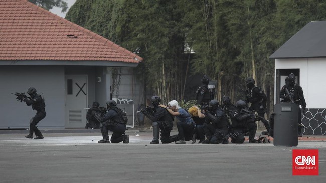 PLN mengklarifikasi terduga teroris yang ditangkap Densus 88 di Pekanbaru sebagai bukan pejabat tinggi di sana, melainkan staf biasa