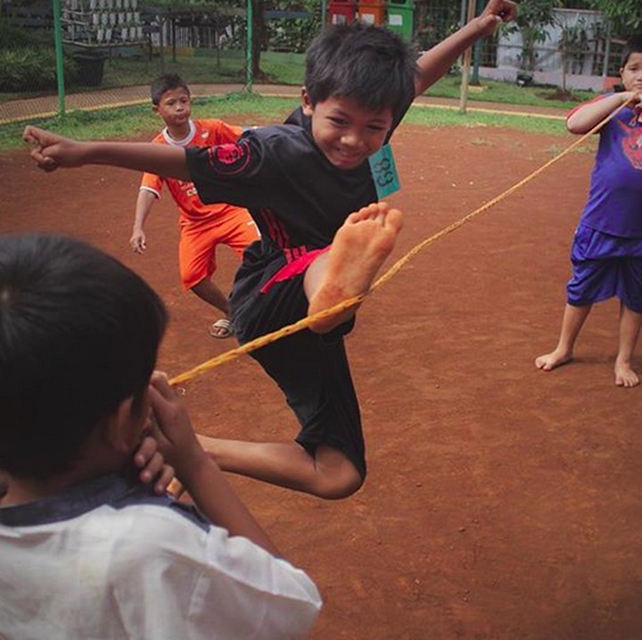 <p>Zaman dulu, permainan ini jadi salah satu mainan favorit anak-anak. Walaupun namanya tali, yang dipakai untuk membuat tali sebenarnya karet gelang. Ya kan, Bun? (Foto: Instagram/ @irfanoktv)</p>