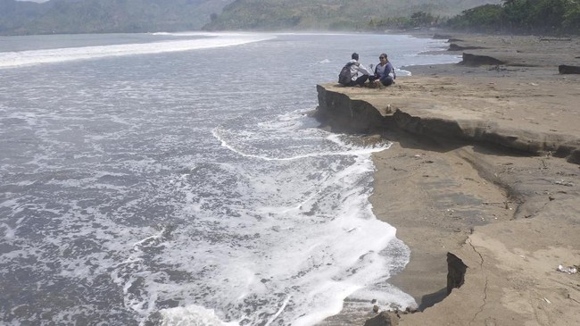 Tiga kecamatan di Takalar, Sulawesi Selatan, terkena dampak abrasi pantai akibat cuaca ekstrem sepanjang pekan ini.