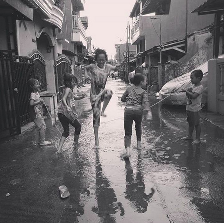 <p>Dilakukan sambil hujan-hujanan, lompat tali lebih seru sepertinya. (Foto: Instagram/@raeva_octavia)  </p>
