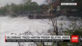 Gelombang Tinggi Terjang Pesisir Selatan Jawa Barat